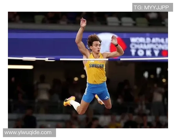 足球巨星勇闯野球场挑战极限展现非凡技艺与激情对决 足球巨星勇闯野球场挑战极限展现非凡技艺与激情对决