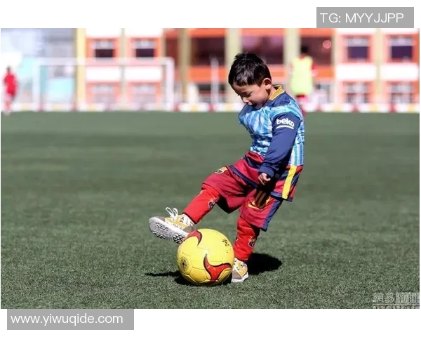 小孩偶遇心目中的足球明星激动不已梦想瞬间成真